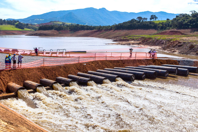 The Jacareí reservoir, part of the Cantareira supply system, has begun pumping inactive storage water to São Paulo, Brazil's largest city, which is stricken by drought. Credit: Vagner Campos/Fotos Públicas