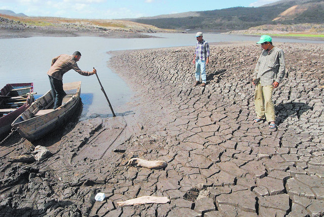 Las Canoas lake near the Nicaraguan capital, which is drying up as a result of climate change, leaving locals without fish and without water for their crops. Credit: Guillermo Flores/IPS