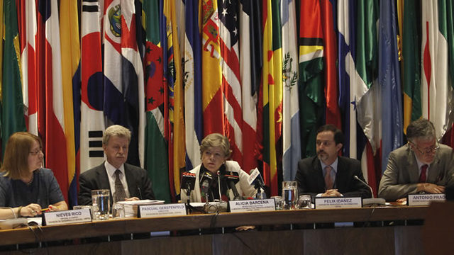 ECLAC Executive Secretary Alicia Bárcena (centre) with other ECLAC officials at the presentation of the Social Panorama of Latin America 2014 on Jan. 26 in Santiago, Chile. Credit: Carlos Vera/ECLAC