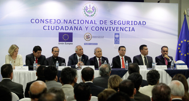 Members of the National Council on Public Security and Citizen Coexistence during a meeting in the presidential house in El Salvador. President Salvador Sánchez Cerén is sitting in the middle. Credit: Government of El Salvador