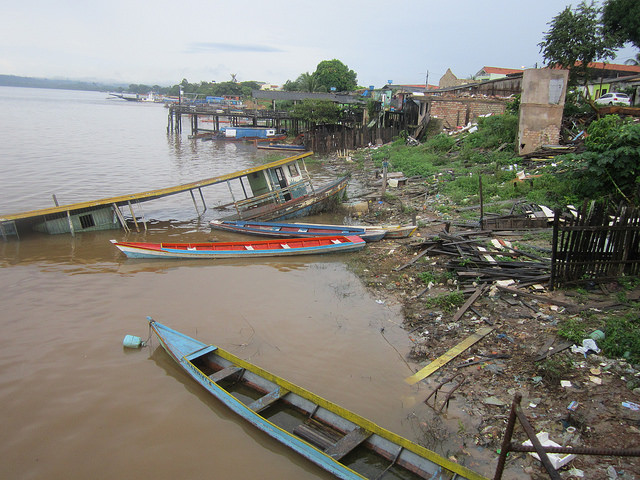 Abandoned fishing boats on the banks of the Xingú River, in a neighbourhood on the outskirts of the city of Altamira in the northern Brazilian state of Pará, whose inhabitants were removed because the area is to be flooded when the Belo Monte reservoir is filled. Credit: Mario Osava/IPS