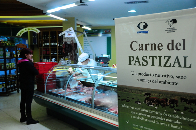 A local supermarket in Argentina promotes "grass-fed beef", a label earned by the 70 stockbreeders participating in the project "Grasslands and Savannas of the Southern Cone of South America: Initiatives for Their Conservation in Argentina Project", thanks to the changes they introduced. Credit: Courtesy of Gustavo Marino/Aves Argentinas
