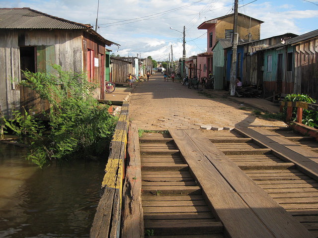 A poor neighbourhood in the city of Altamira in the northern state of Pará on the banks of the Xingú River, which will be flooded when the Belo Monte hydroelectric dam's reservoir is filled. The Amazon jungle city will suffer the biggest impact from the megaproject financed by the BNDES. Credit: Mario Osava/IPS