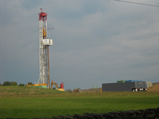 Shale drilling rig in Montrose, Pennsylvania. Many rural areas in this northeastern state have seen their lives disrupted by the development of shale gas and the controversial fracking technique used to produce it. Credit: Emilio Godoy/IPS