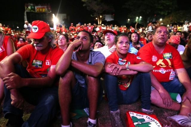 Supporters of Brazilian President Dilma Rousseff displayed intense disappointment on Sunday Apr. 17 outside the lower house of Congress in Brasilia as the voting reflected an overwhelming majority in favour of impeachment. Credit: Fábio Rodrigues Pozzebom/ Agência Brasil