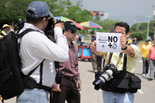 Honduran journalists protest an official secrets law that undermines their work. By means of laws and other mechanisms, some governments in Latin America have restricted access to information, the theme of World Press Freedom Day this year. Credit: Thelma Mejía/IPS