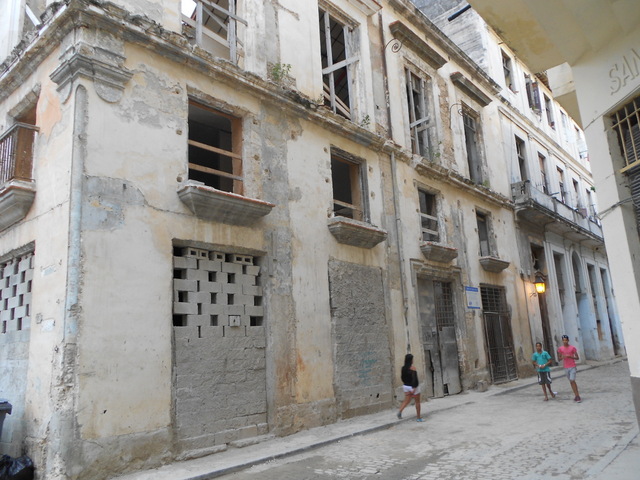 A building being renovated in Havana, Cuba. Developing countries want the Third United Nations Conference on Housing and Sustainable Urban Development to provide the necessary funding to promote the New Urban Agenda, to be adopted by UN-Habitat. Credit: Courtesy of Emilio Godoy