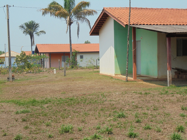 Empty houses in Vila Nova Teotônio, where 47 families remain, according to the company that built the Santo Antônio hydropower plant, which also constructed a community of 72 houses, 17 of which were transferred to the settlers' associations for the school, health centres and other services. Some of the families that were resettled in this town in the northwestern Brazilian state of Rondônia have already left. Credit: Mario Osava/IPS