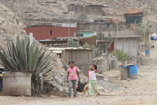 Children in a slum in Peru.  Courtesy of La República/IPS