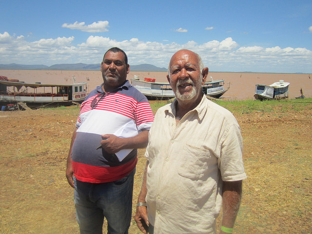 Gildalio da Gama (L), municipal secretary of environment up to December, and boat repairman João Reis on the banks of the resevoir in Sento Sé, where the inhabitants of the old town were resettled with almost no compensation, displaced by the Sobradinho hydropower plant on the São Francisco river in Northeastern Brazil. Credit: Mario Osava/IPS