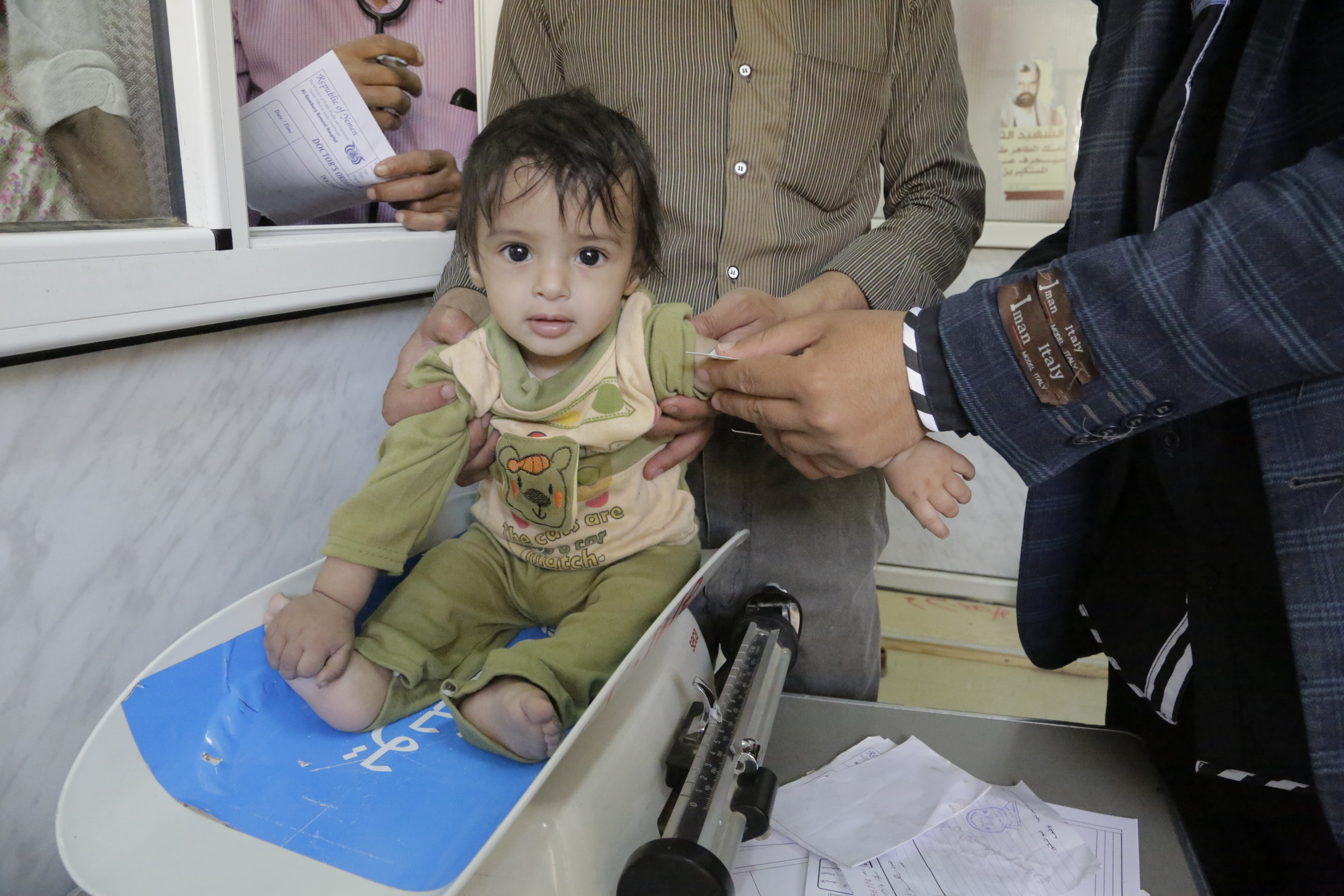 Мать угрожает ребенку. Детский фонд ООН ЮНИСЕФ фото. Голод в Йемене. Беременные истощенные йеменки.