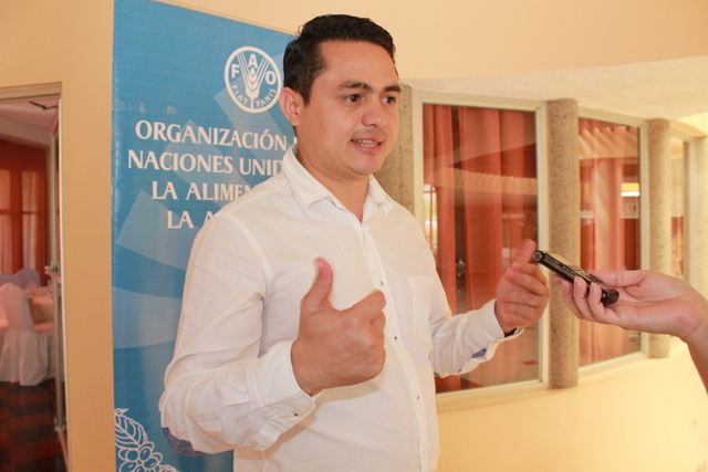 Farmer Rafael Núñez told Central American visitors how the banking system mistreats small farmers in Honduras, and how the introduction in their municipality, San Antonio de Flores, of a financial centre for development which the FAO is testing in two depressed areas in the country, has improved their lives.  Credit: Thelma Mejía/IPS
