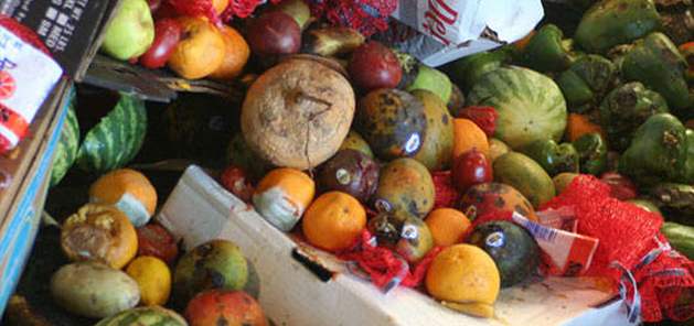 Food waste, food losses represent a waste of resources used in production such as land, water, energy and inputs, increasing the green gas emissions in vain. Photo: FAO