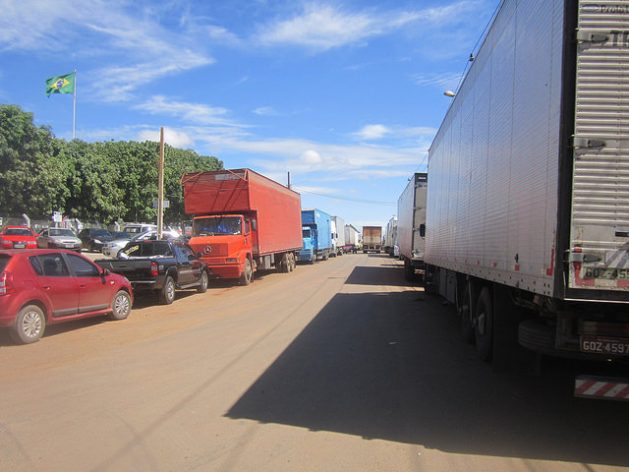 Trucks fill the streets of the Anápolis Agribusiness District, in Brazil, loading or unloading products and raw materials, next to the North-South Railway, which is practically unused, waiting for the concession to be granted to an operator in 2018. Credit: Mario Osava / IPS