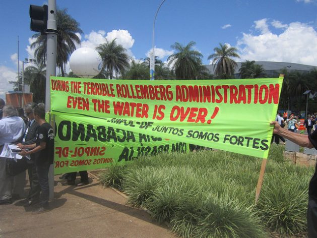 Protests against the governor of the Federal District, Rodrigo Rollemberg, accused of being responsible for water rationing in Brasilia. The water crisis broke out after he took office in 2014, but it was an inherited problem, which now resonates in the 8th World Water Forum, held Mar. 18-23 in the capital of Brazil. Credit: Mario Osava / IPS