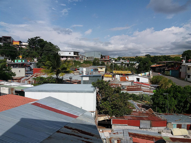 Corrugated iron roofs predominate in the populous neighbourhood of La Carpio, on the outskirts of San José, Costa Rica, where an estimated half of the houses are built with inadequate materials. Credit: Daniel Salazar/IPS