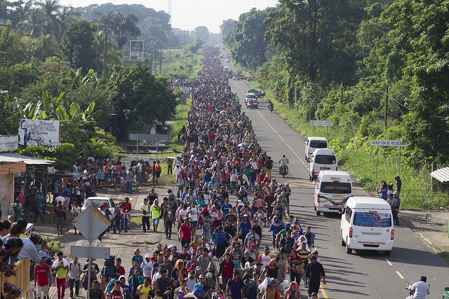 A line of more than five kilometres of migrants walked on Sunday, Oct 21, from Ciudad Hidalgo to Tapachula, 40 kilometers inside the state of Chiapas, in southern Mexico. There are 2,000 kilometres left to the U.S.-Mexico border, along a route that is partly controlled by organised crime groups. Credit: Javier García/IPS