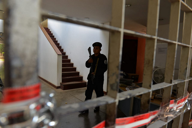 A policeman guards the closed building of the Confidencial magazine and other digital and television media owned by Carlos Fernando Chamorro, which was seized by the Nicaraguan police on Dec. 14. Credit: Jader Flores/IPS