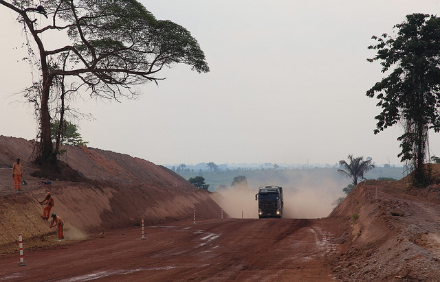 Rebuilt but unpaved portion of the BR-163 highway, in the Amazonian state of Pará, in northern Brazil. The government of Jair Bolsonaro wants to build a section of the road that was in the original design but was not even marked out in the middle of the Amazon rainforest. Credit: Fabiana Frayssinet/IPS