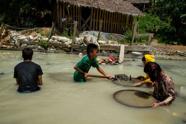 Children pan for gold along the Bosigon River in Malaya, Camarines Norte, the Philippines. © 2015 Mark Z. Saludes for Human Rights Watch