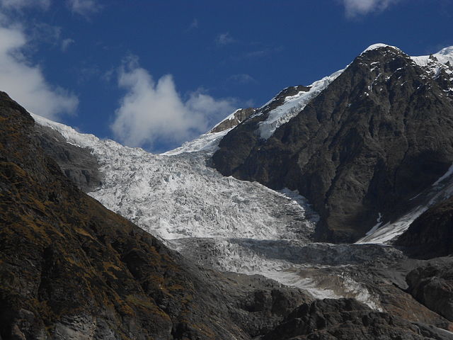 A glacier, in Uttarakhand state, India. On Feb. 7, a block of rock with some ice had dropped from the Trishul rock glacier from about 5,600 m to about 3,800 m, crashing almost two kilometres and fragmenting to generate a huge rock and ice avalanche. It barrelled down the steep glacier with huge speed generating heat and gathering more ice, water and rocks into itself each every millisecond. Courtesy: Yann Forget / Wikimedia Commons / CC-BY-SA.