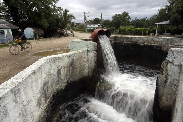 Utsikt over en turbin som brukes til å pumpe drikkevann i byen Cauto Cristo, i den østlige provinsen Granma.  De siste årene har Cuba fremmet investeringer for å utvide og modernisere vanninfrastrukturen, med vekt på mer enn et dusin vannoverføringer, ingeniørarbeider som er ansett som strategiske for å lede vann over lange avstander og støtte landbruksutviklingsplaner.  KREDITT: Jorge Luis Baños / IPS