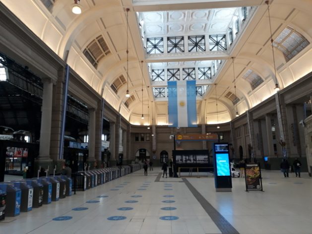 A view of the central hall of Retiro, one of the four main stations in the city of Buenos Aires, which receives passengers arriving from the municipalities of the northern part of Greater Buenos Aires. CREDIT: Daniel Gutman/IPS