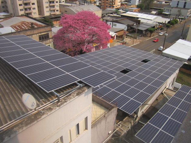 Los paneles solares cubren la azotea de un hotel en el estado sureño de Santa Catarina, un ejemplo de la generación distribuida de electricidad que se ha expandido ampliamente en Brasil en la última década, gracias a una resolución de la agencia reguladora que incentiva a los consumidores a generar sus propia electricidad, como parte de los cambios en el mix energético del país.  CRÉDITO: Mario Osava / IPS