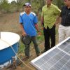 انرژی پاک به تنهایی کشورهای فقیر را ارتقا نمی دهد - ما باید روی مردم سرمایه گذاری کنیم - پنل های خورشیدی انرژی تولید می کنند که کشاورزان با آن آب را برای آبیاری باغ های خود در Pintadas، در شمال شرقی ایالت باهیا، برزیل پمپ می کنند.  اعتبار: ماریو اوساوا / IPS