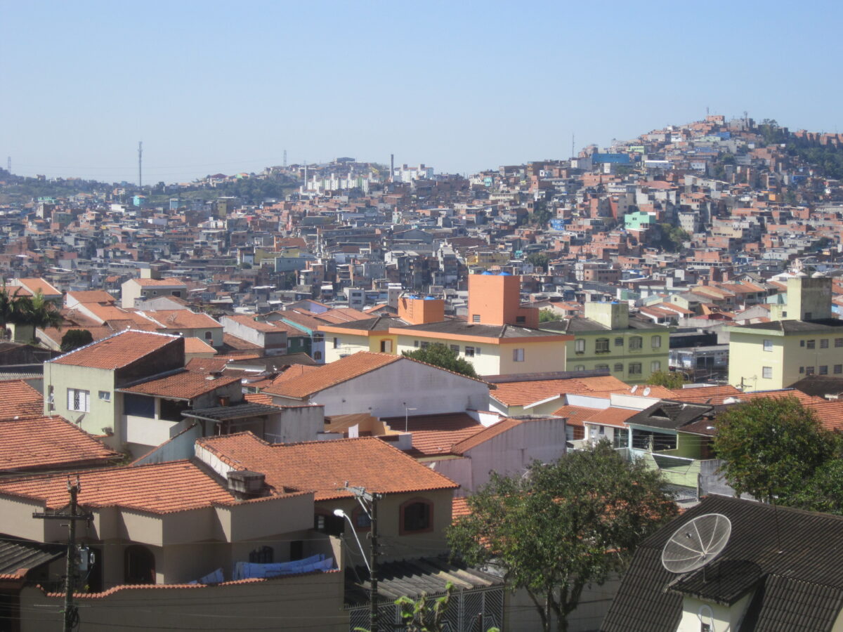 This favela is next to a middle-class neighborhood in São Bernardo do Campo, the former capital of the automobile industry on the outskirts of São Paulo. The industry attracted migrants from other parts of the country who, without the jobs they dreamed of, could only build their precarious houses on occupied land on a hillside. CREDIT: Mario Osava/IPS