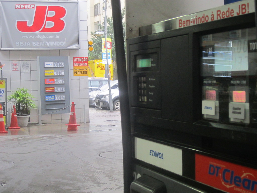   در اکثر ایستگاه های خدمات در برزیل، مصرف کنندگان می توانند بین بنزین و اتانول در پمپ یکی را انتخاب کنند.  اما مصرف کنندگان تنها زمانی از سوخت زیستی استفاده می کنند که قیمت آن در مقایسه با بنزین مطلوب باشد.  اعتبار: ماریو اوساوا/IPS
