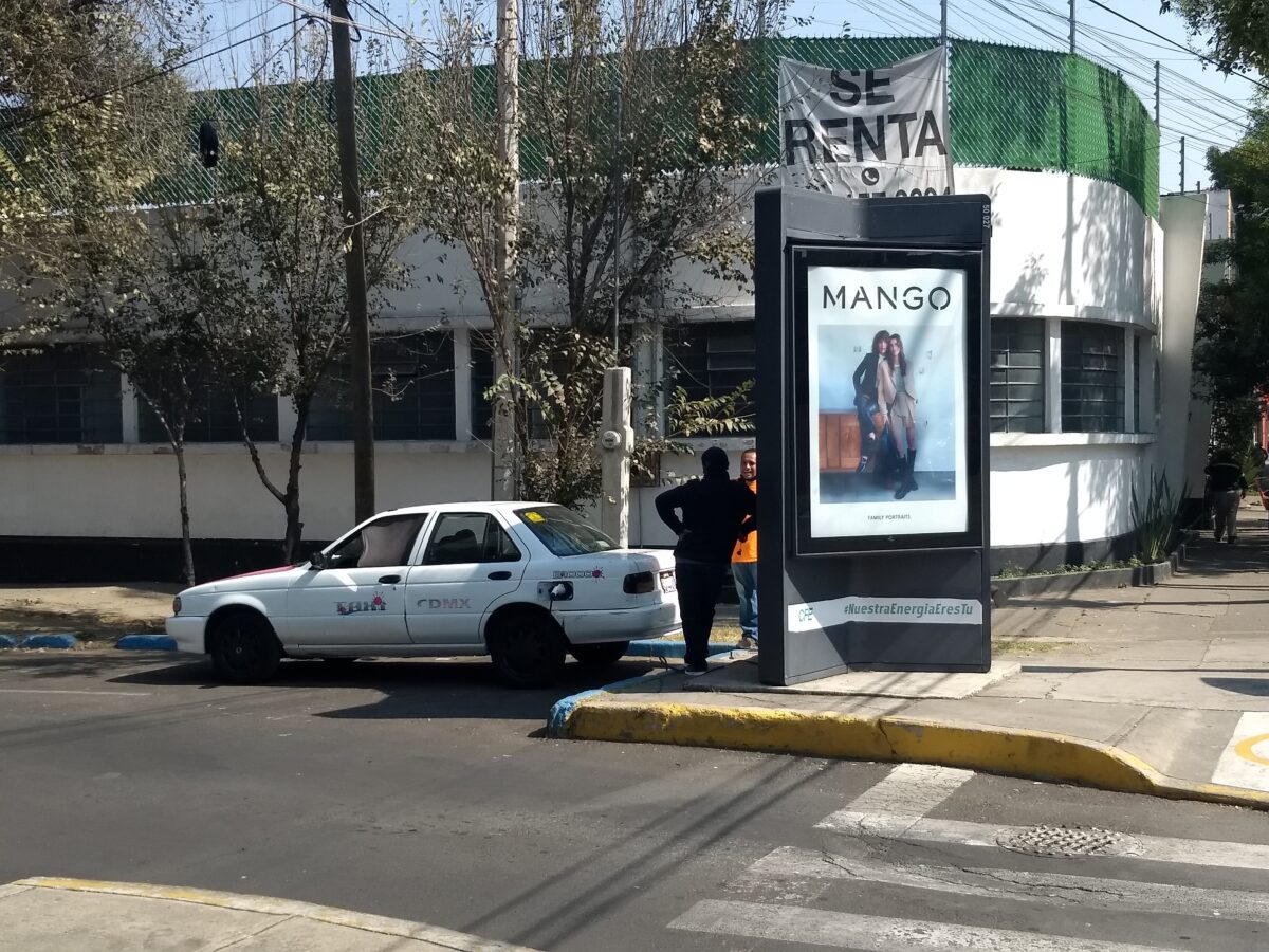 The manufacture of electric vehicles requires the use of several minerals that are abundant in Mexico. In the photo, an electric cab recharges its battery at a public station in a neighborhood on the south side of Mexico City. CREDIT: Emilio Godoy/IPS