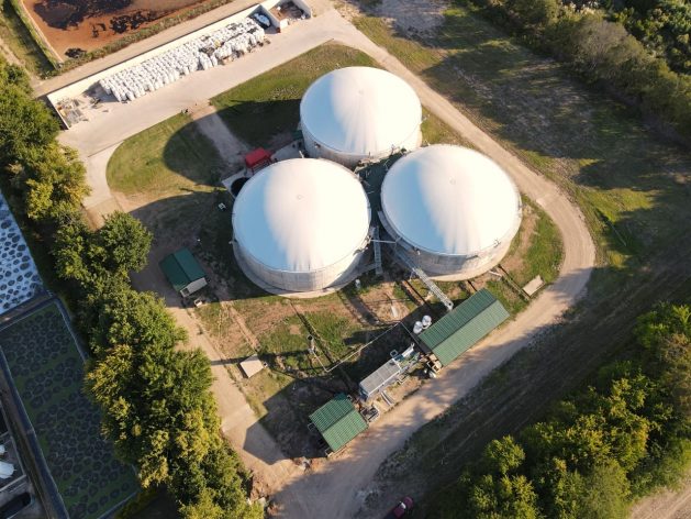 Aerial view of the biogas plant located in the industrial park of Zárate, a municipality in eastern Argentina, featuring three large biodigesters. CREDIT: Courtesy of BGA Energía Sustentable