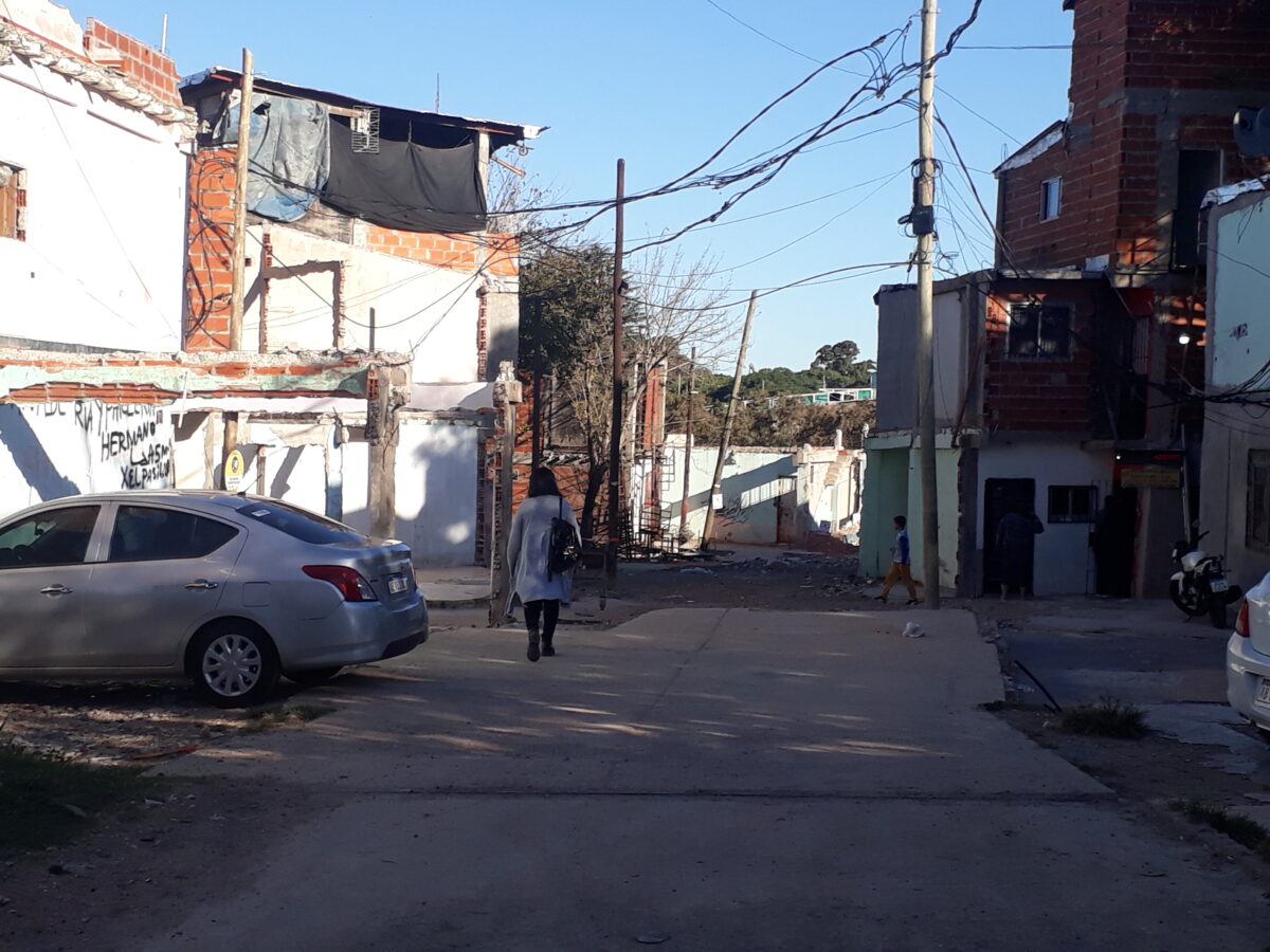 De verbreding en bestrating van straten vordert in de Rodrigo Bueno-buurt, die eerst ontstond als een sloppenwijk aan de oevers van de rivier de La Plata, waar voorheen bijna alle huizen toegankelijk waren via smalle gangen, de meeste gemaakt van bakstenen en veel huizen van hen gebouwd door de families zelf.  CREDIT: Daniel Gutman/IPS