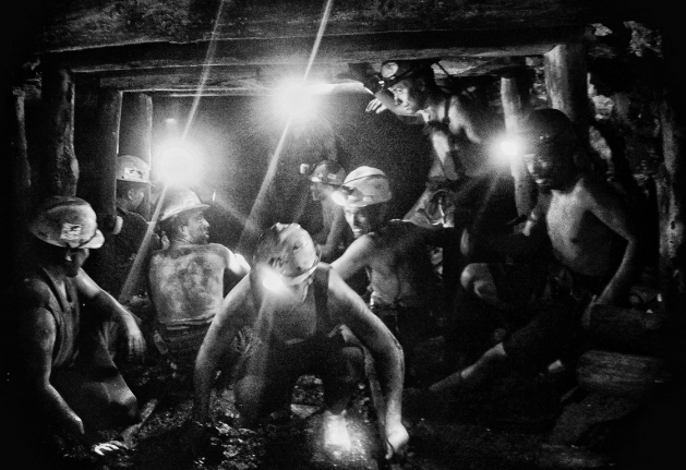Lack of disclosure of contracts, payments and socio-environmental impacts characterize Mexico's coal industry. The picture shows workers at the Nueva Rosita coal mine in the northern state of Coahuila. CREDIT: Courtesy of Cristóbal Trejo