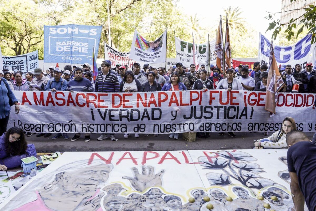 Yerli topluluklar ve insan hakları örgütleri, Napalpí katliamıyla ilgili gerçeğin yargılanmasının başlangıcında, Arjantin'in Chaco eyaletinin başkenti Resistencia'da 19 Nisan 2022'de bir gösteri düzenledi.  KREDİ: Chaco İnsan Hakları ve Cinsiyet Sekreterliği