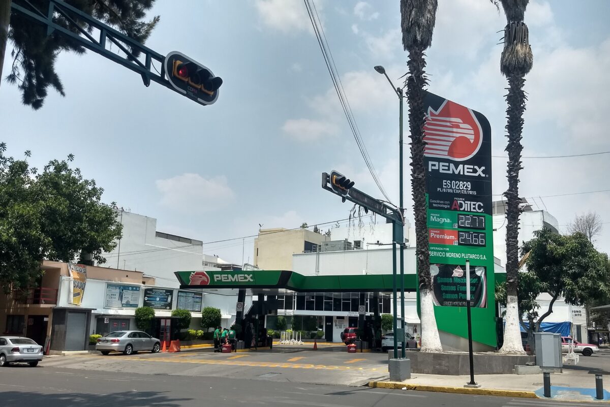 Mexico City'deki devlet petrol devi Pemex'in bir benzin istasyonunun görünümü.  Meksika hükümetinin bu konudaki taahhütlerine rağmen, şirketin faaliyetleri şeffaflık ve bilgiye erişim eksikliğinden muzdarip.  KREDİ: Emilio Godoy/IPS