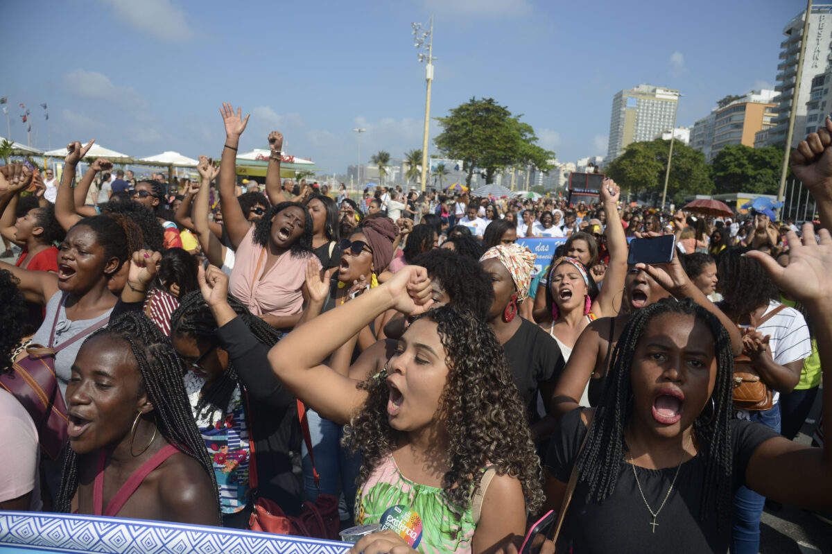 Brezilya'da siyahi kadınlar haklarına saygı gösterilmesini talep etmek için protesto gösterisi düzenledi.  Siyah kadınlar, ülkedeki COVID-19'un neden olduğu anne ölümlerinin en büyük kurbanları.  Önde gelen ulusal sağlık araştırma kurumu Oswaldo Cruz Vakfı'nın yaptığı bir araştırmaya göre, beyaz anne ölümlerinin neredeyse iki katı.  KREDİ: Fernando Frazão / Agência Brezilya