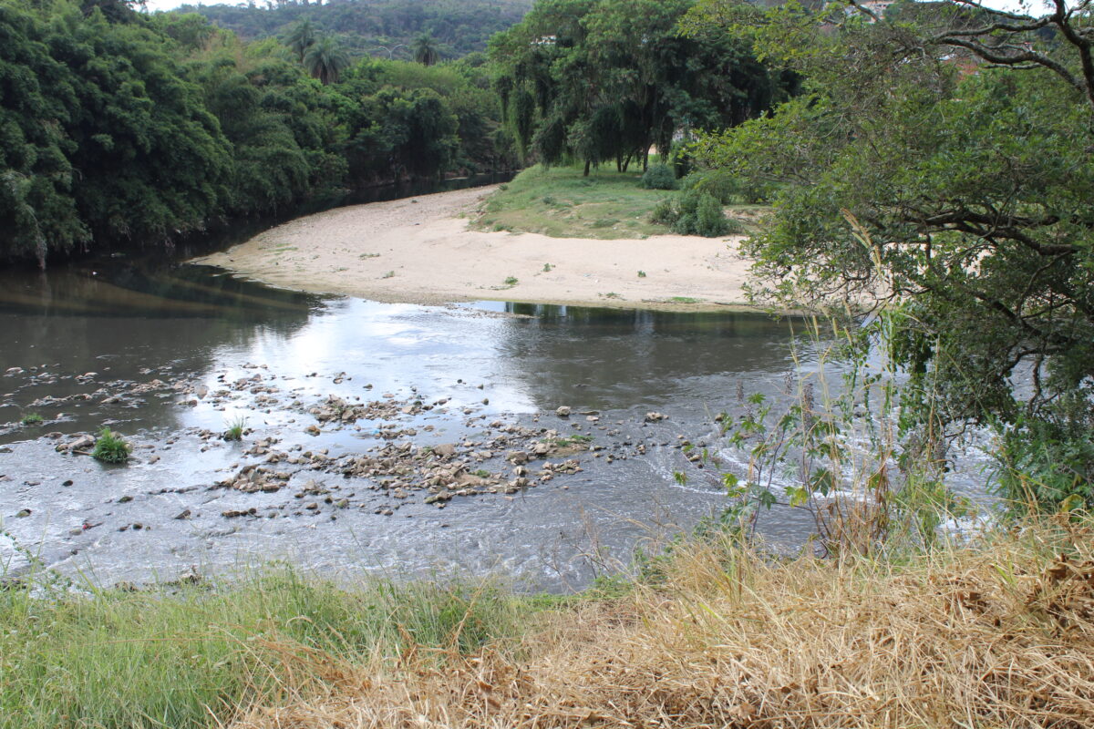 View of a beach on the Onça River, which the movement for clean rivers wants to recuperate as a recreational area for the local population in the city of Belo Horizonte, in southeastern Brazil. At this spot, the Onça River receives the waters of the Isidoro stream. There are another eight beaches to be restored as well. CREDIT: Mario Osava/IPS