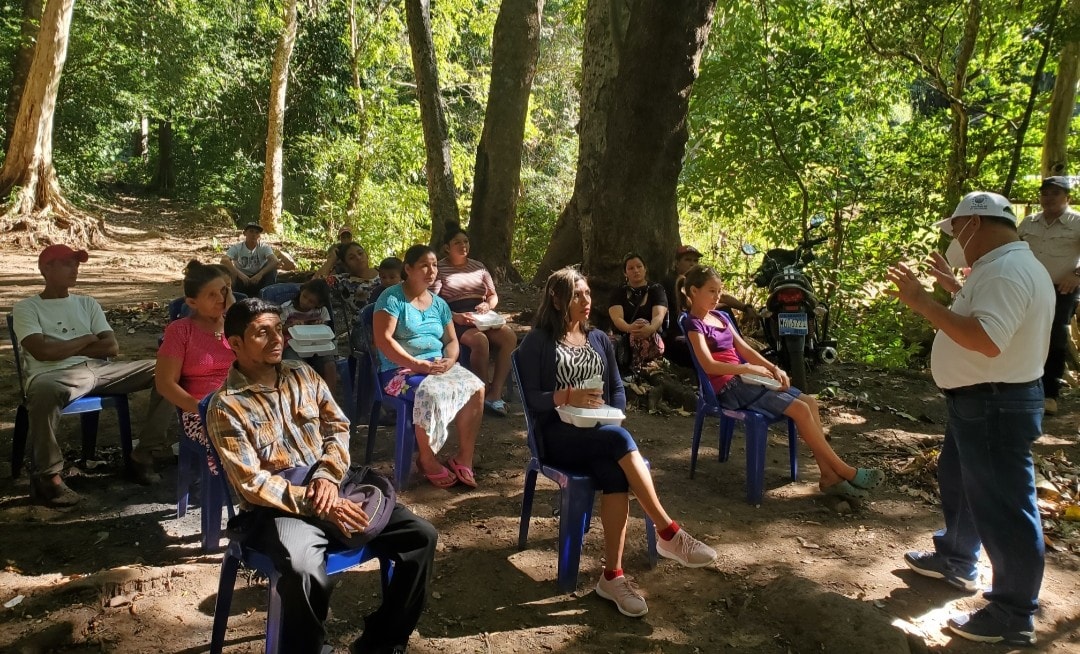 Staff from the municipal government in Jicalapa, in the southern Salvadoran department of La Libertad, explain to a group of residents from the village of Izcacuyo about the solar electrification project that began in December 2021, as well as the community reforestation effort. CREDIT: Municipality of Jicalapa