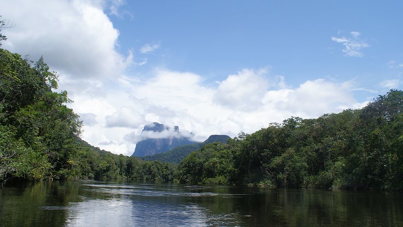 Autana hill, seen from the banks of the Cuao River, a tributary of the middle Orinoco. The Uwottija people consider it sacred and reject the presence in the area of guerrilla groups from Colombia, associated with illegal mining. CREDIT: Humberto Márquez / IPS