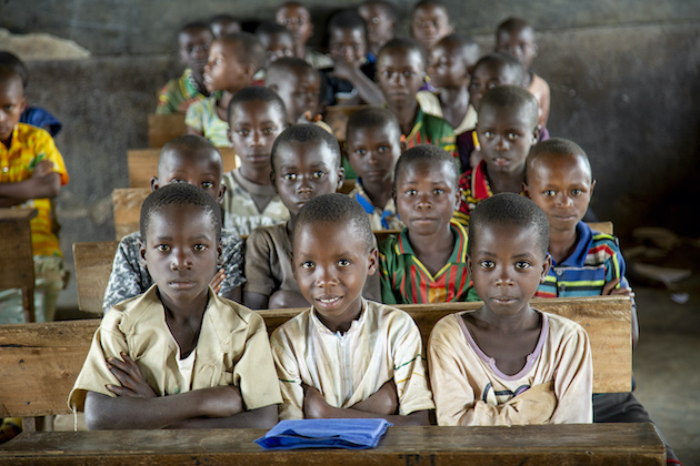 Burundi'de iklim değişikliği nedeniyle toprak kaymalarında artış görülen Cibitoke ilindeki Mugina yakınlarındaki bir okulda sınıfa devam eden öğrenciler.  Fotoğraf kredisi: ECW/Amizero