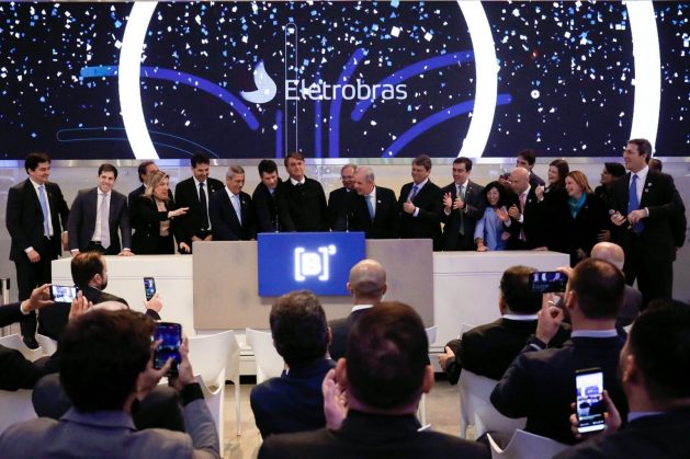 President Jair Bolsonaro launched the sale of shares of Eletrobras, the largest company in the electricity sector in Brazil, which will be privatized through its capitalization. The State will remain as a minority partner, in a privatization process approved by Congress, conditional on the construction of gas thermoelectric power plants in the interior of the country, far from gas fields and pipelines. CREDIT: Alan Santos/PR-Public Photos