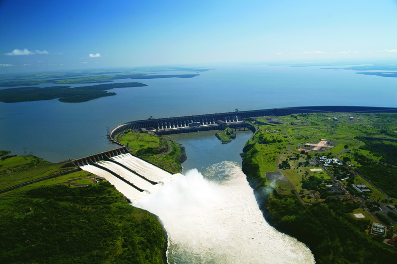 Paraguay ile paylaşılan Itaipu çift uluslu hidroelektrik santrali, büyük tüketici pazarlarına yakın bulunan son büyük, düşük maliyetli santraldi.  1984 yılında Paraguay sınırında ve Arjantin'e yakın Paraná Nehri üzerinde hizmete giren kurulu gücü 14.000 megavattır.  O zamandan beri Brezilya'nın hidroelektrik potansiyeli, daha pahalı inşaat maliyetleri ve büyük tüketicilere uzun iletim hatları ihtiyacı ile Amazon yağmur ormanlarındaki nehirlerle sınırlı kaldı.  KREDİ: Itaipu Binacional