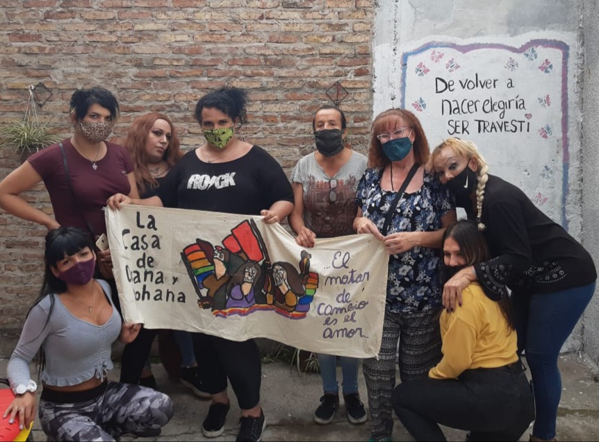 Buenos Aires'in banliyölerindeki en yoksul yerlerden biri olan Laferrere'de faaliyet gösteren trans kadınlar için kendi kendini yöneten bir destek alanı olan Casa de Lohana y Diana'dan kadınlar.  Casa'da kadınların seks işçiliğini bırakmalarını sağlamak amacıyla iş olanakları içeren kurslar sunulmaktadır.  KREDİ: Florencia Guimaraes'in izniyle