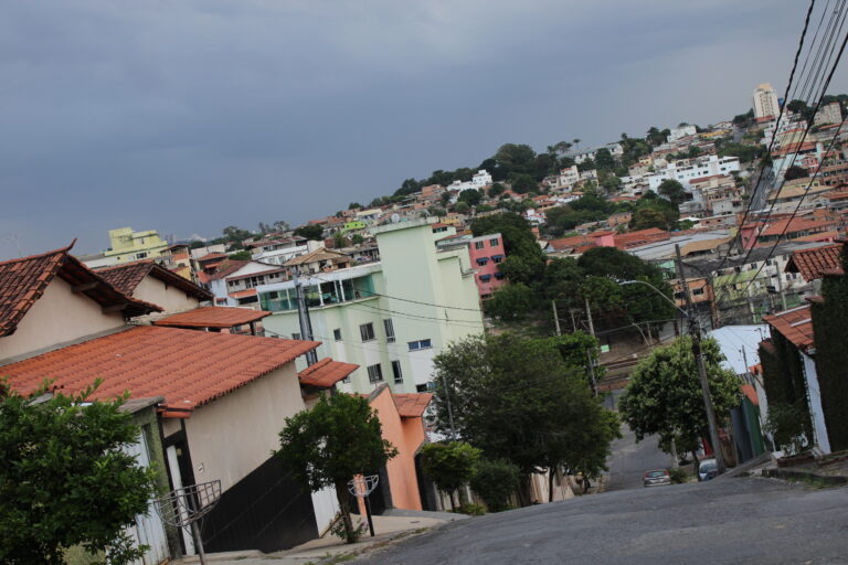 A residential neighborhood in northern Belo Horizonte, with its distinctive dips and rises that accelerate torrents caused by rainfall, which flood the valleys. The steeper slopes of the Curral mountain range, in the south of this southern Brazilian city, aggravate water disasters. CREDIT: Mario Osava/IPS