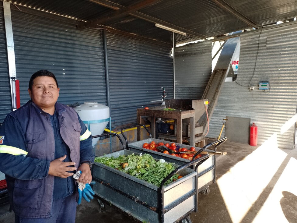 Eliseo Accura, ahır sahipleri tarafından atılan bozulmuş yiyecekleri Escobar'ın meyve ve sebze pazarındaki biyolojik sindiriciye göndermek üzere.  Geçen yıldan beri faaliyet gösteren biyo-sindirici, daha sonra piyasada kullanılan elektriğe dönüştürülen biyogaz üretiyor.  KREDİ: Daniel Gutman/IPS - Yerli ve yabancı özel yatırımcıları çekmeyi başaran Renovar Programı sayesinde Arjantin'de 2016'dan itibaren temiz enerjiler patlaması yaşadı.