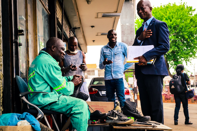 Göçmen sokak satıcıları ve zanaatkarlar topluma değerli hizmetler sunmaktadır.  Lwazi Khumalo/IPS