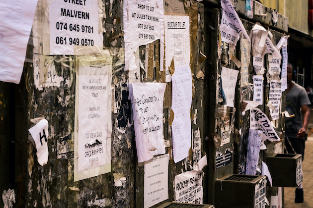 Johannesburg'daki Jules caddesinde, göçmenlerin Güney Afrikalı ev sahiplerinden daire veya oda kiraladığı kiralık ilanların olduğu bir duvar.  Kredi bilgileri: Lwazi Khumalo/IPS