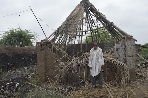 Een man overweegt zijn verliezen en staat voor zijn huis in Taluka Sanghar, District Sangha.  Hij is een van de miljoenen die door de overstromingen zijn ontheemd.  Krediet: Stichting Onderzoek en Ontwikkeling (RDF)